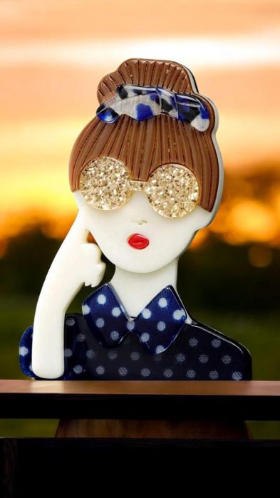 Cercei eleganți cu design nod multi-tura, din metal auriu Broșa acrilică cu design de fată purtând ochelari de soare