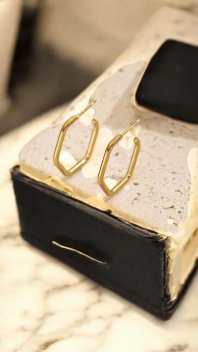 Cercei eleganți cu design nod multi-tura, din metal auriu Cercei tip cerc cu design geometric