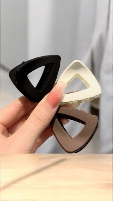 Set de 2 cleme tip banană pentru păr! Perfecte pentru cocuri sau updo-uri elegante Set de 3 cleme de păr triunghiulare, în culori elegante: negru, alb și cafeniu