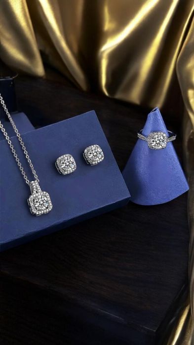 Set de 2 cleme tip banană pentru păr! Perfecte pentru cocuri sau updo-uri elegante Set elegant de 4 piese – cercei, colier, brățară și inel – cu strasuri rectangulare