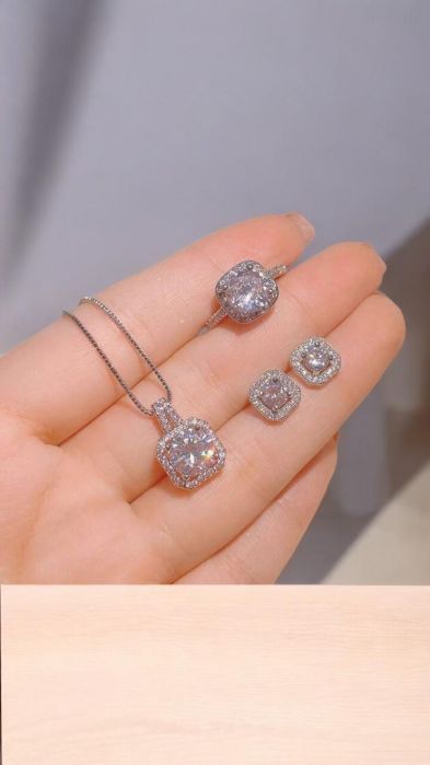 Set de 2 cleme tip banană pentru păr! Perfecte pentru cocuri sau updo-uri elegante Set elegant de 4 piese – cercei, colier, brățară și inel – cu strasuri rectangulare