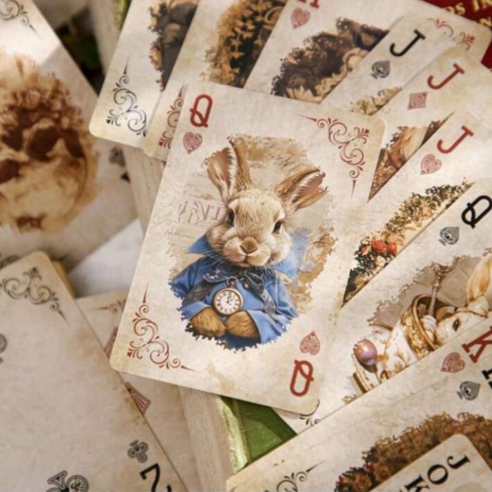 Set de 3 cleme de păr triunghiulare, în culori elegante: negru, alb și cafeniu Cărți de poker retro din seria Alice in Tara Minunilor