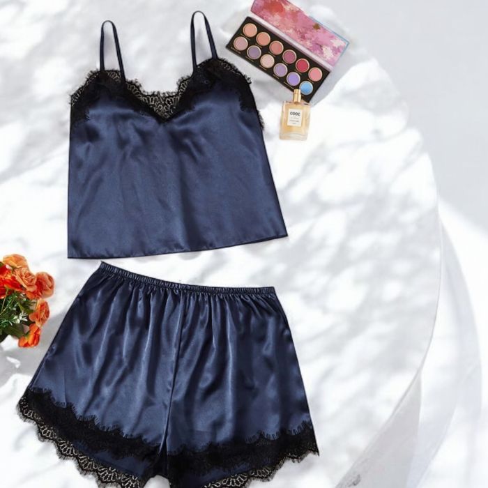 Eleganță și rafinament într-o singură piesă! Această rochie mov midi are o croială cambrată în talie, fustă evazată și mâneci 3/4, fiind ideală pentru birou, evenimente de zi sau întâlniri elegante. Materialul fluid oferă confort, iar culoarea intensă sco Set pijama damă din satin albastru închis cu dantelă neagră – top cu bretele subțiri și pantaloni scurți comozi