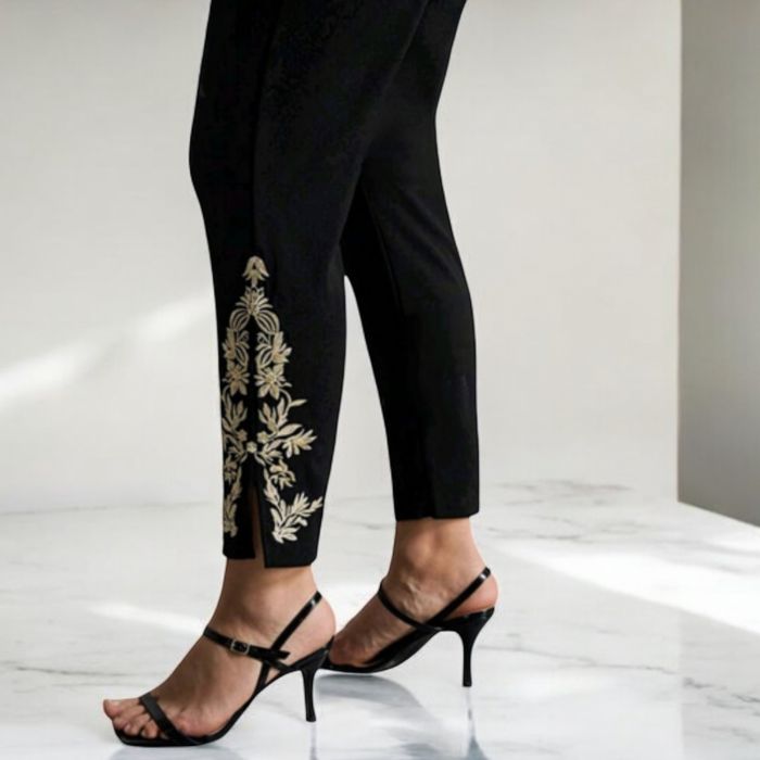 Pulover supradimensionat bleumarin Pantaloni Negri Eleganți cu Broderie Aurie – Romana | Stil și Confort