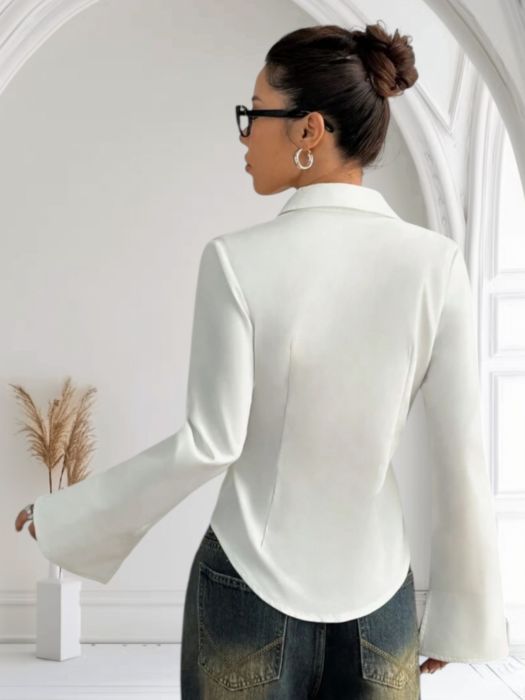 Pulover negru supradimensionat Cămașă damă albă cambrată cu guler ascuțit și broderie – stil casual-elegant