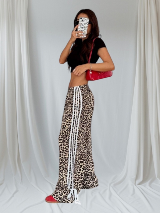 Papuci albi Pantalon lejer animal print