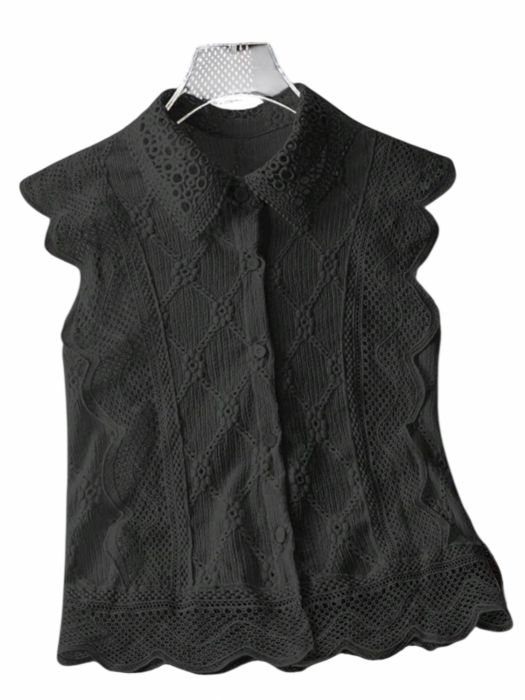 Papuci negri Bluză damă neagră fără mâneci, model din dantelă brodată, cu guler clasic și design elegant – ideală pentru office sau evenimente