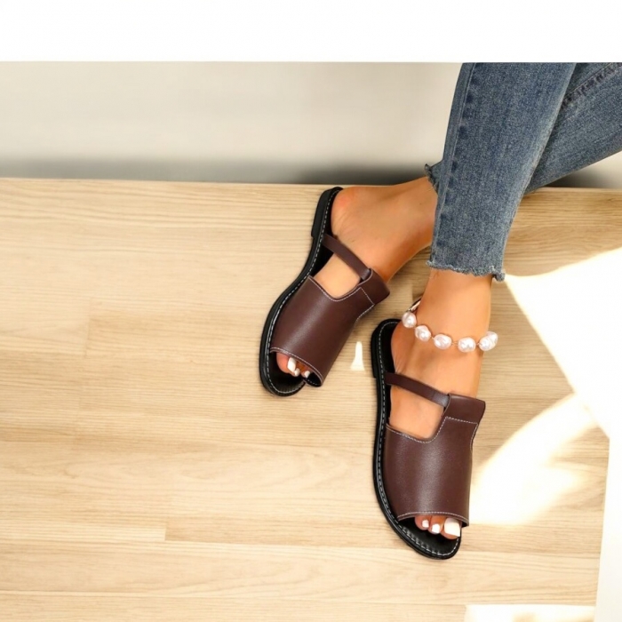 Hanorac alb cu imprimeu  Papuci maro pentru femei